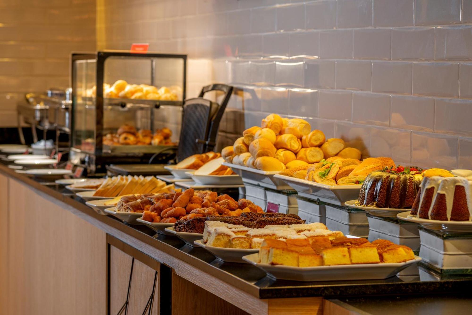 拉海图斯蒂洛中心酒店 格拉玛多 外观 照片 A selection of pastries at a buffet