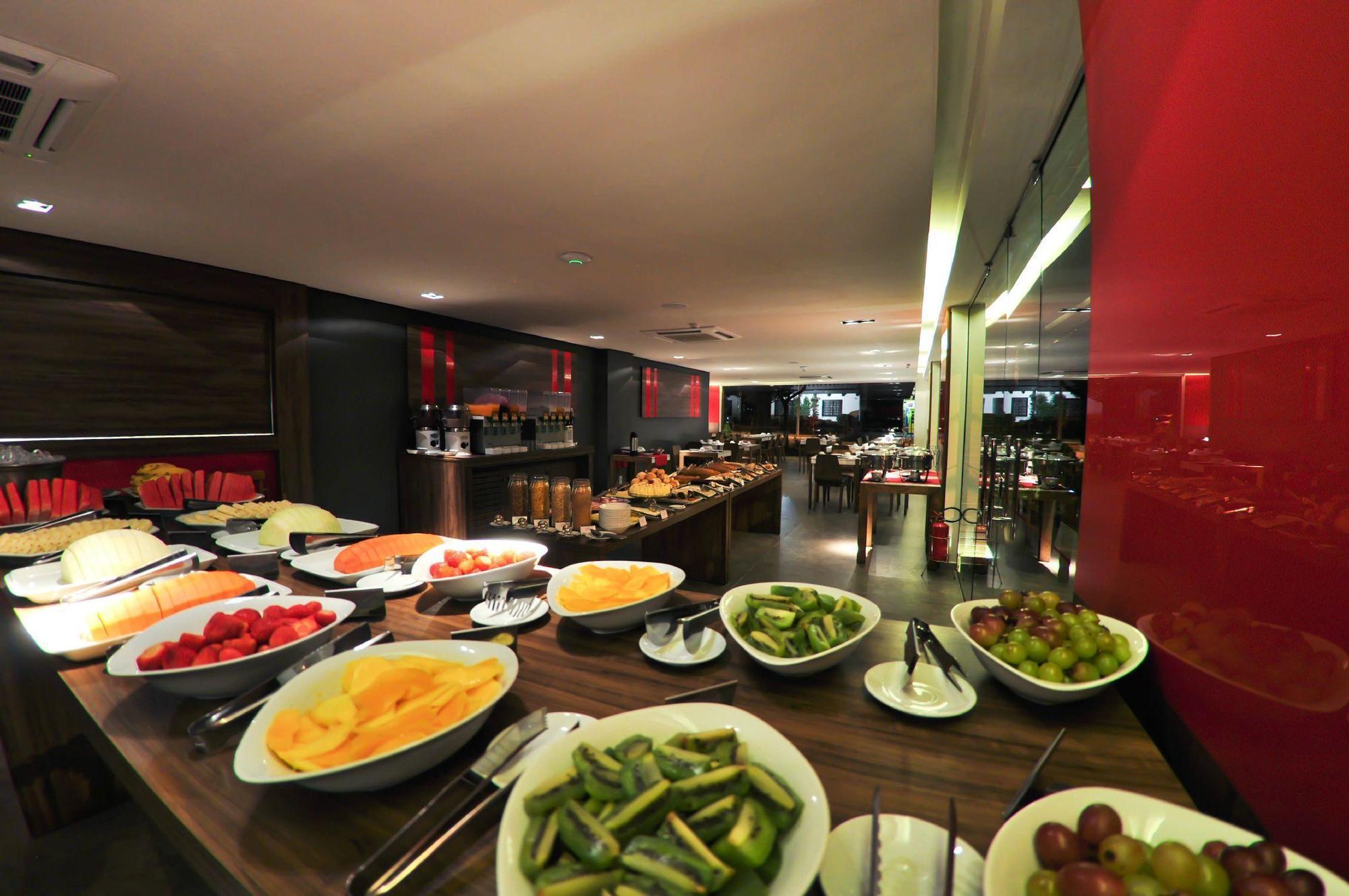 拉海图斯蒂洛中心酒店 格拉玛多 外观 照片 A buffet at a hotel